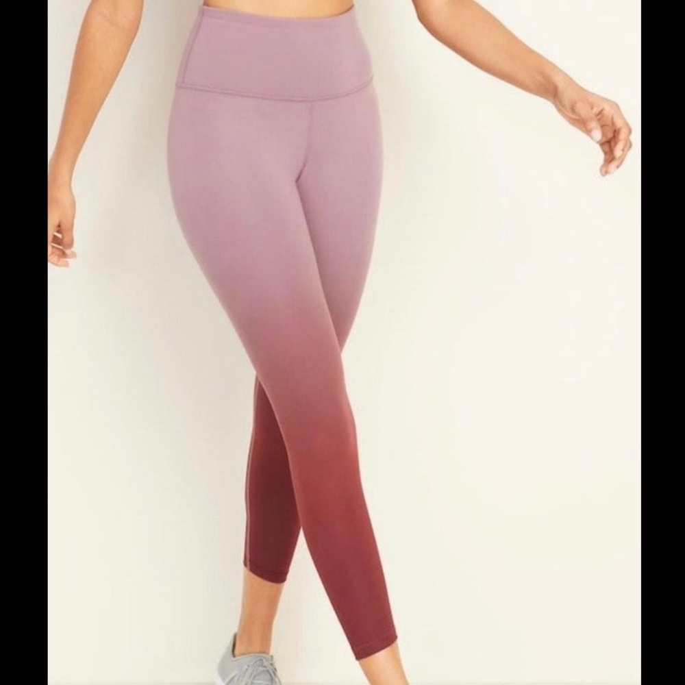 Light pink to dark maroon ombré leggings.